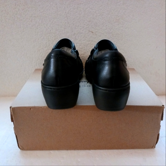 Clarks - Picture 2 of 4